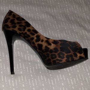 Guess pumps
